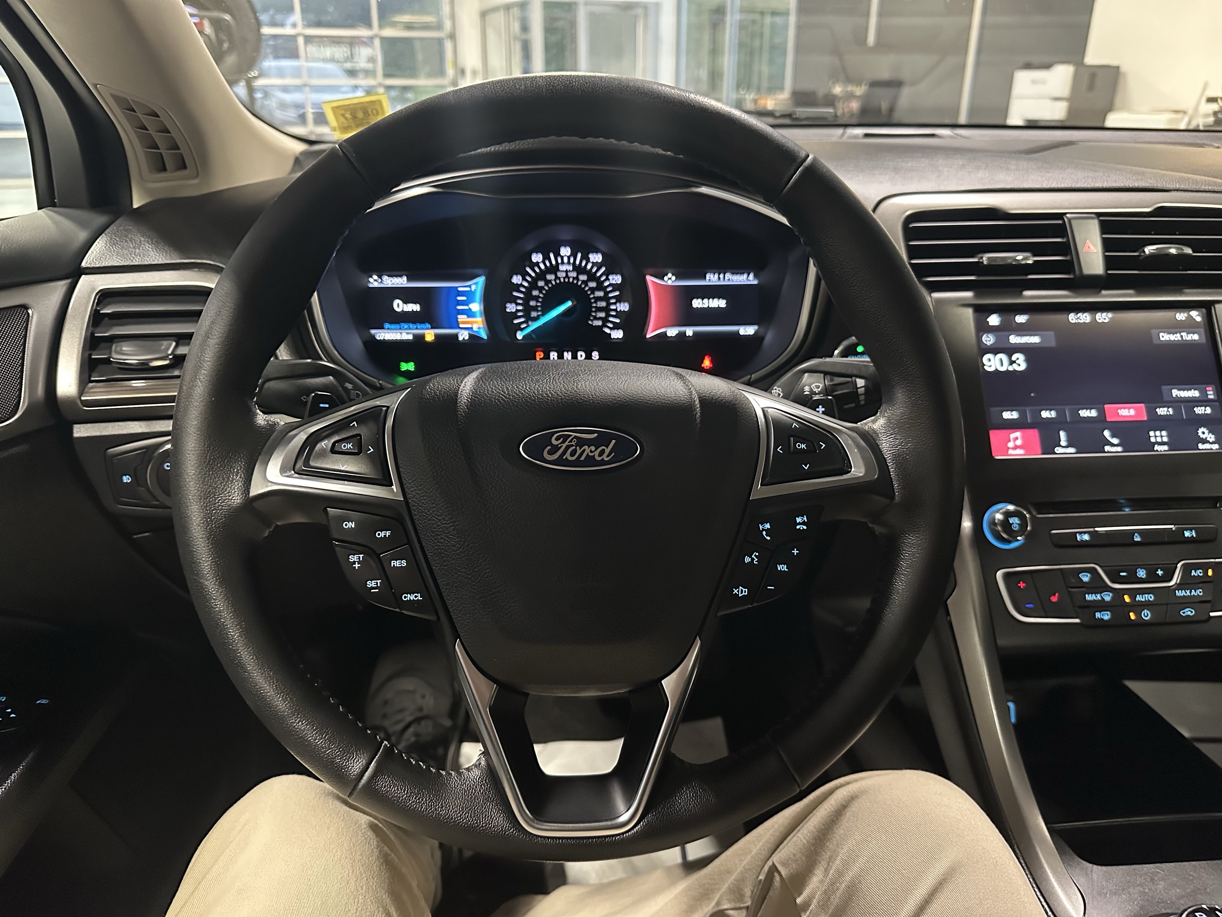 Used 2017 Ford Fusion SE w/ Fusion SE Technology Package FWD image 12