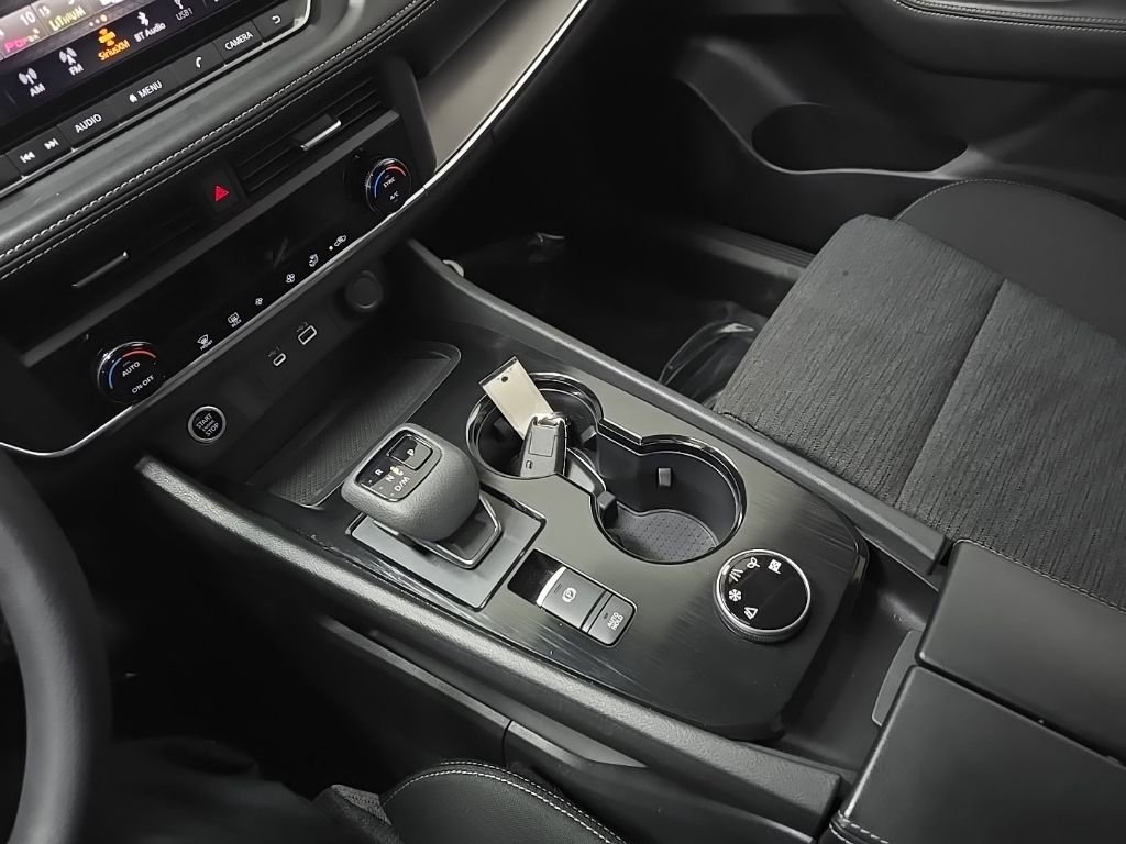 Used 2023 Nissan Rogue SV image 26