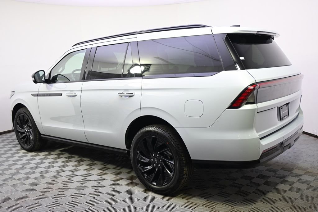 New 2026 Lincoln Navigator Reserve w/ Jet Appearance Package AWD/4WD image 3
