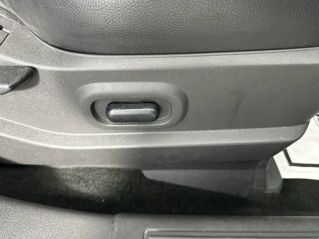 Used 2013 Ford Edge SEL FWD image 25