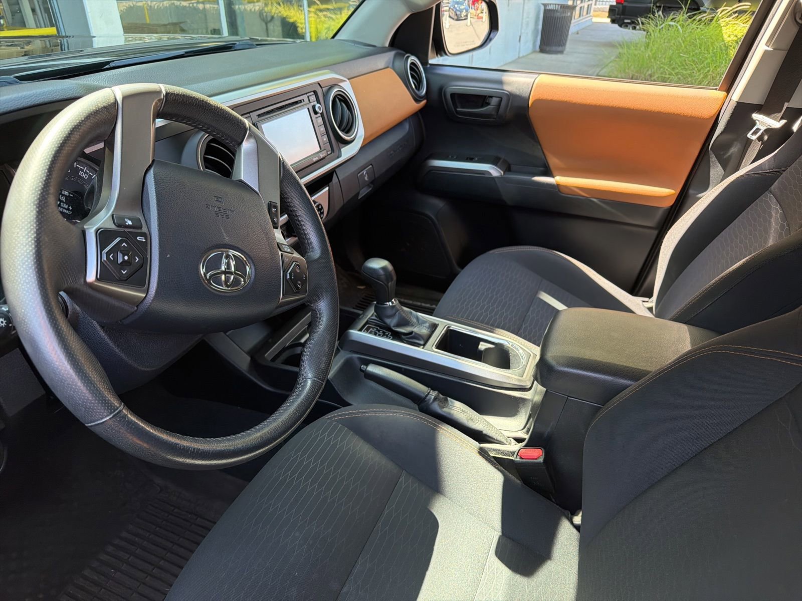 Used 2017 Toyota Tacoma SR5 w/ Tow Package RWD image 3