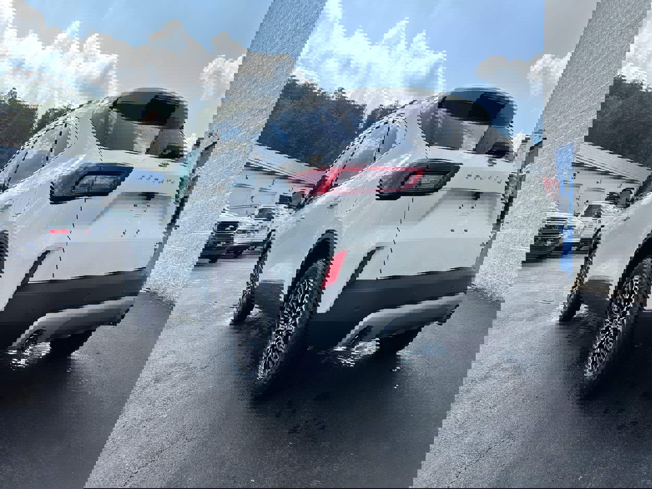 New 2025 Ford Escape SE w/ PHEV Premium Package FWD image 11