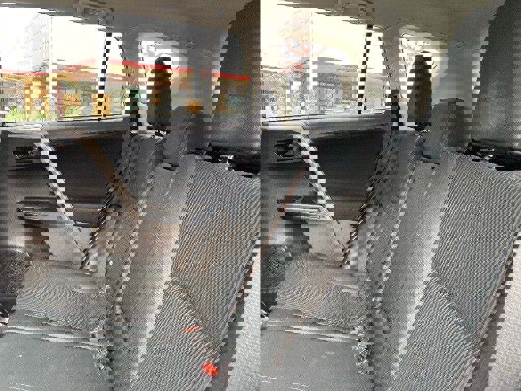 Used 2018 Toyota RAV4 LE image 11