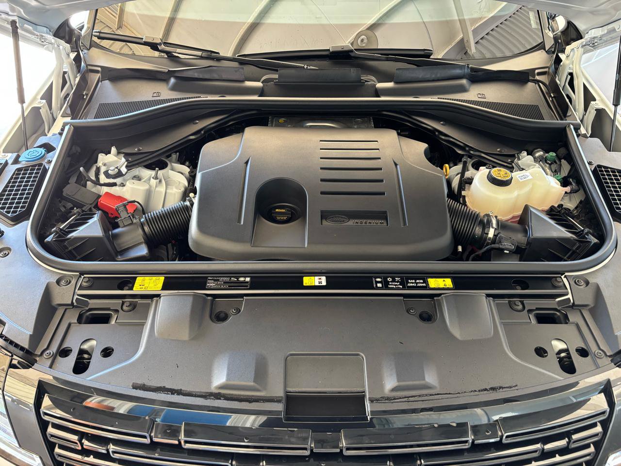 Used 2025 Land Rover Range Rover Long Wheelbase SE image 32