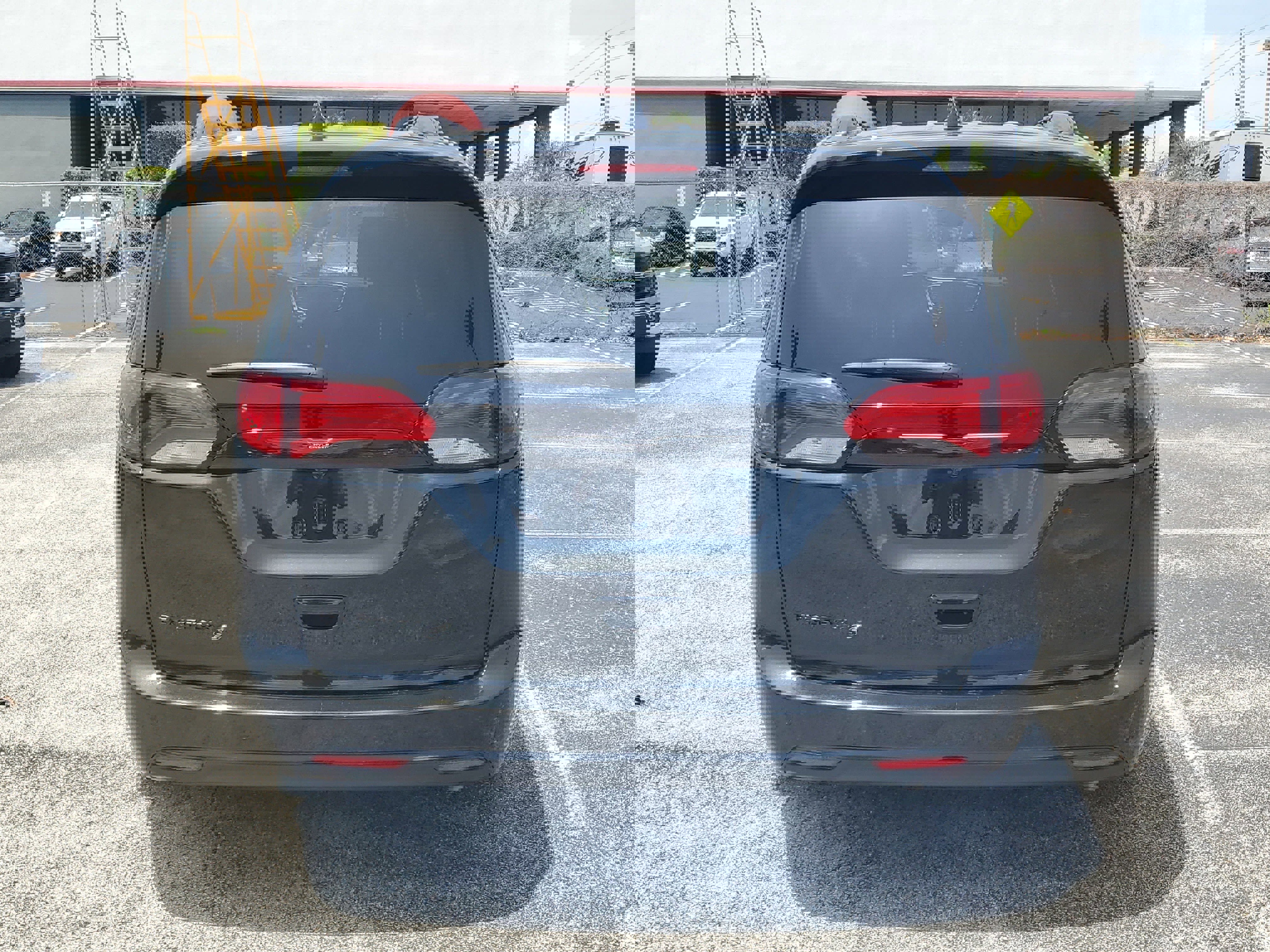 Used 2019 Chrysler Pacifica Touring-L w/ Premium Audio Group FWD image 5