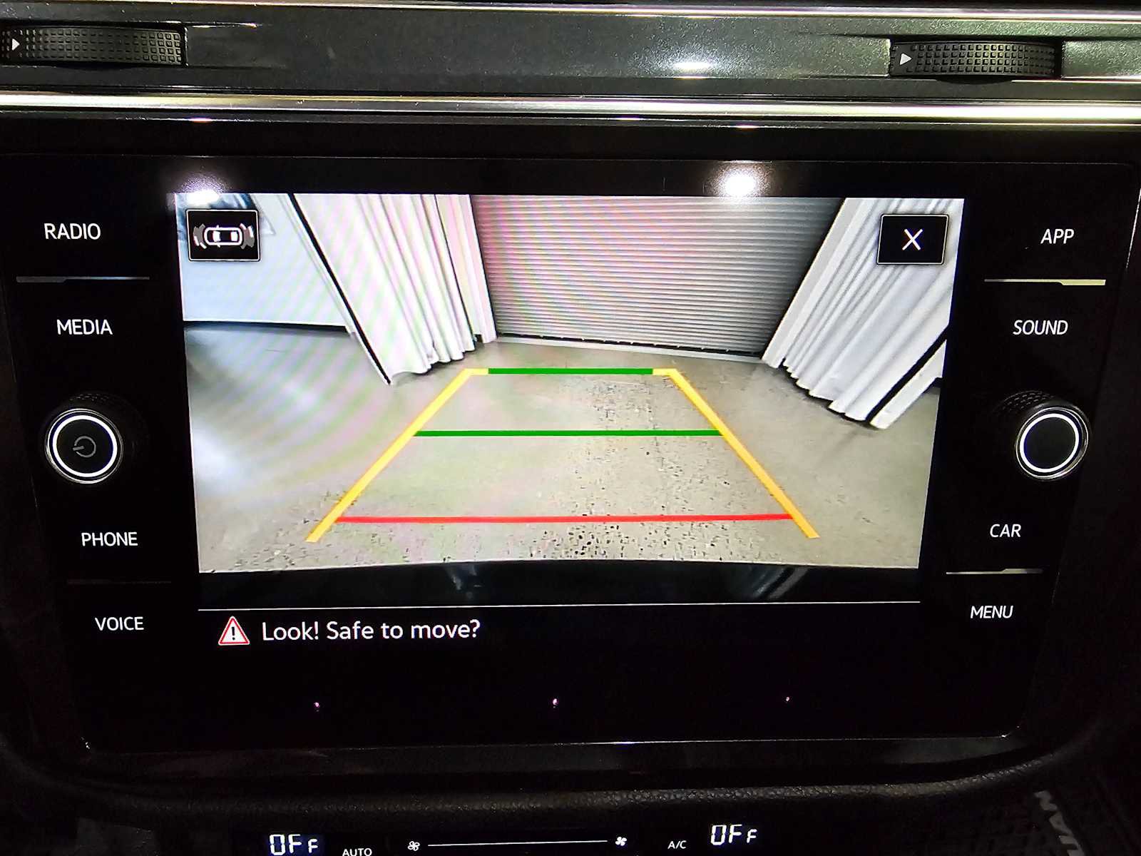 Used 2023 Volkswagen Tiguan SE w/ Panoramic Sunroof Package image 22