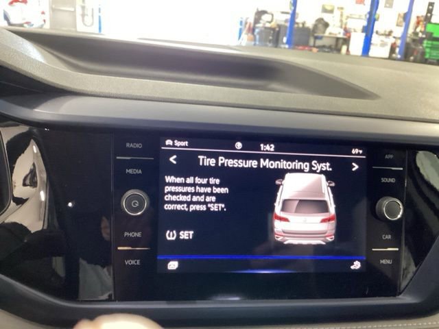 Used 2024 Volkswagen Taos SE image 9