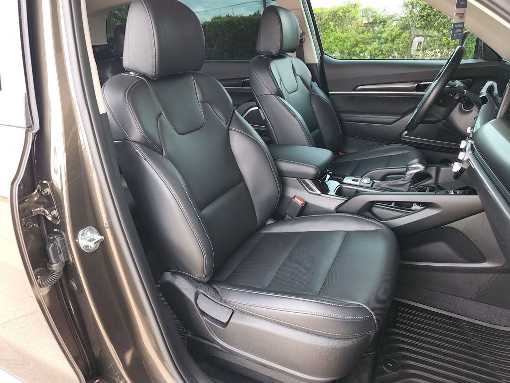 Used 2024 Kia Telluride S image 16