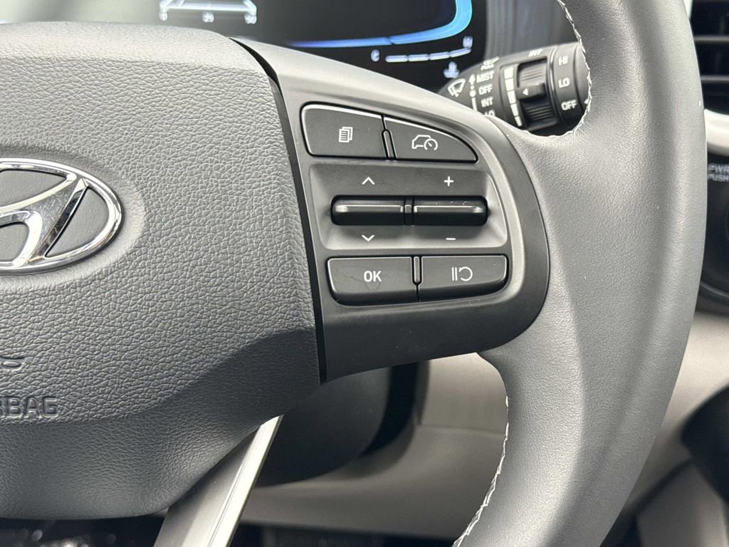 Used 2025 Hyundai Venue SEL FWD image 9