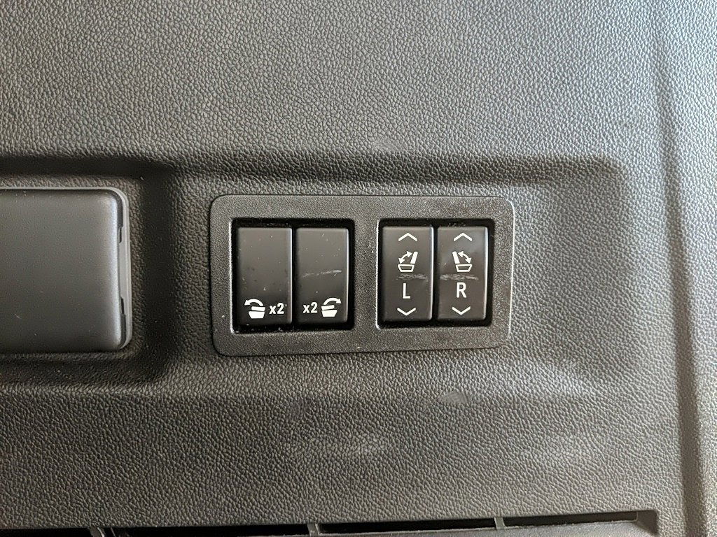 Used 2022 Chevrolet Suburban Z71 w/ Luxury Package image 9