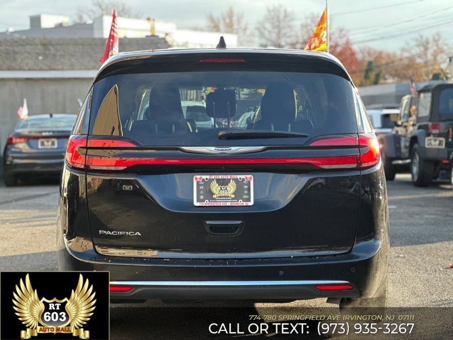 Used 2024 Chrysler Pacifica Touring-L image 6