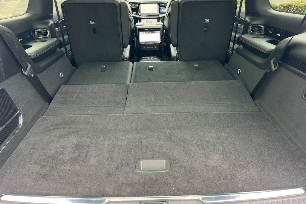 New 2026 Jeep Grand Wagoneer Summit w/ Premium Group III image 16