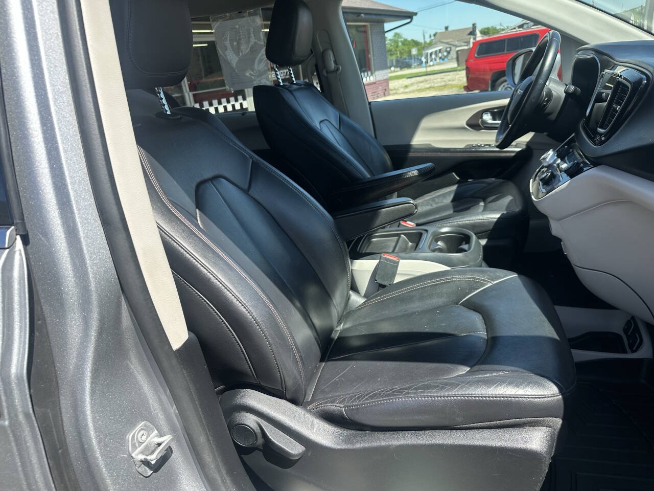 Used 2017 Chrysler Pacifica Touring-L w/ Tire & Wheel Group FWD image 33