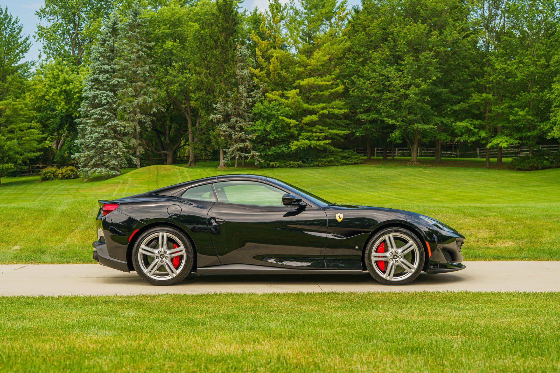 Used 2019 Ferrari Portofino RWD image 4