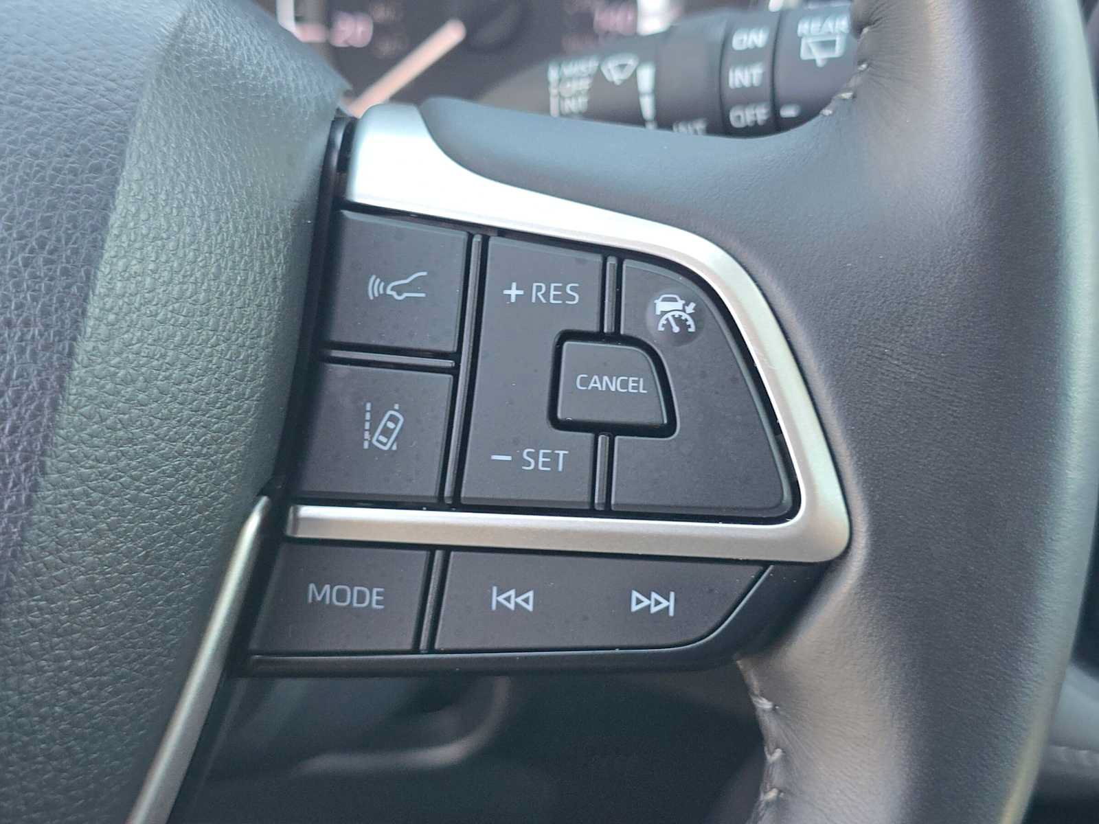 Used 2023 Toyota Highlander XLE FWD image 31