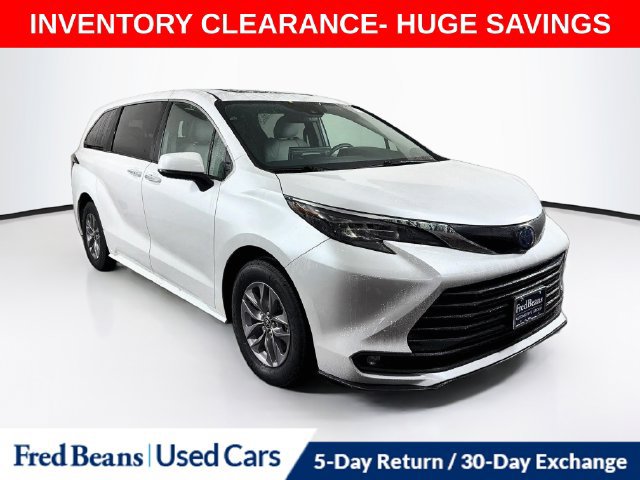 Used 2025 Toyota Sienna XLE FWD image 1