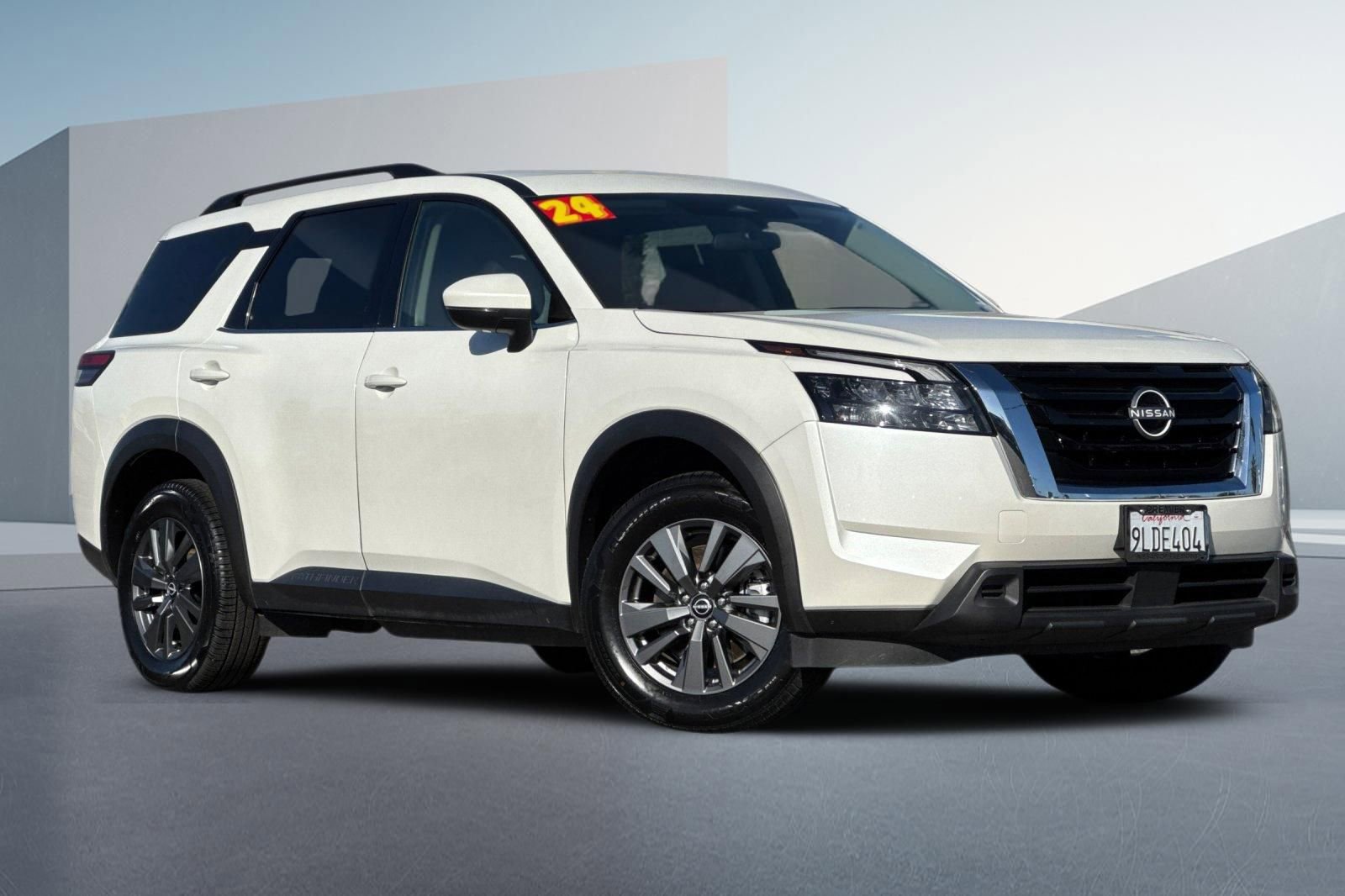 Certified 2024 Nissan Pathfinder SV image 2
