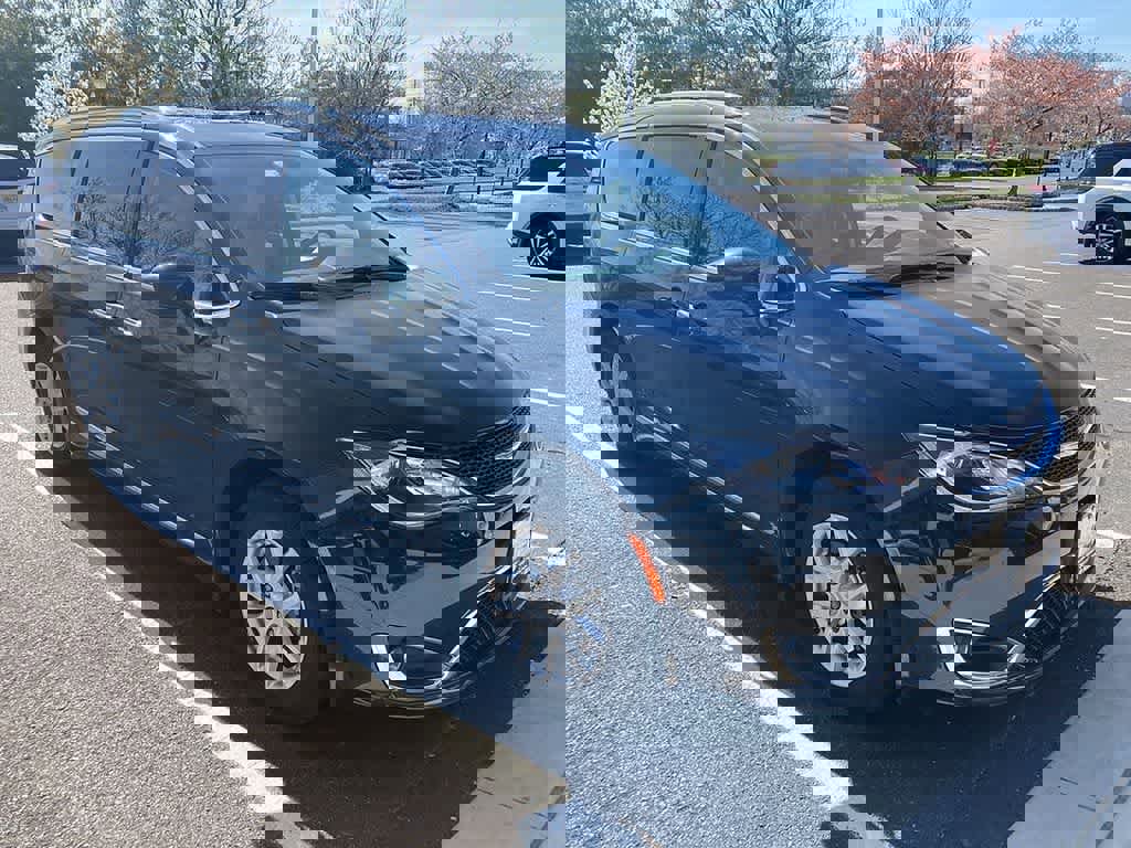 Used 2020 Chrysler Pacifica Touring-L FWD image 5