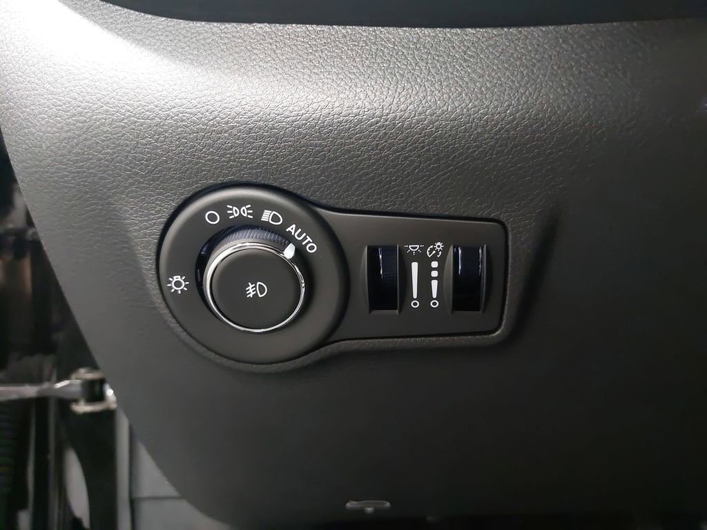 Used 2025 Jeep Compass Latitude AWD/4WD image 25