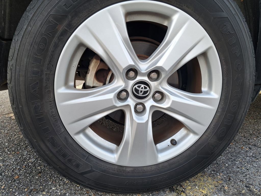 Used 2020 Toyota RAV4 XLE image 27