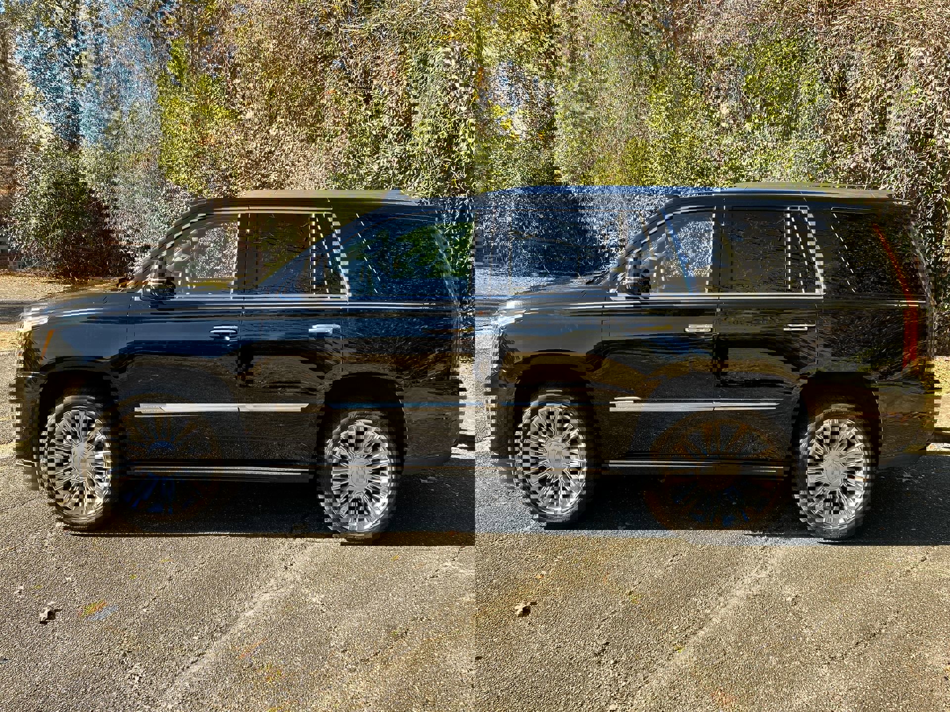 Used 2019 Cadillac Escalade Platinum image 3