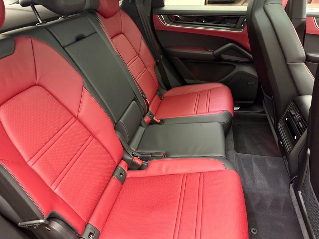 Used 2025 Porsche Cayenne S image 33