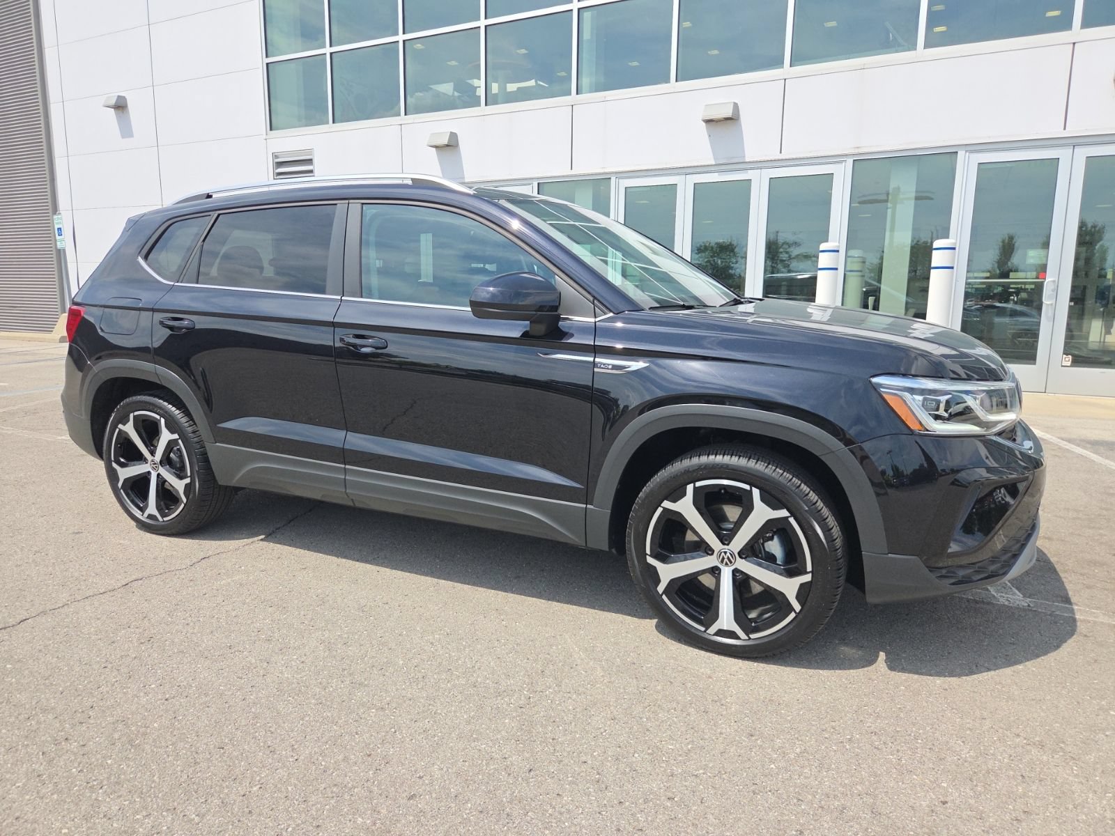 Certified 2023 Volkswagen Taos SEL AWD/4WD image 3