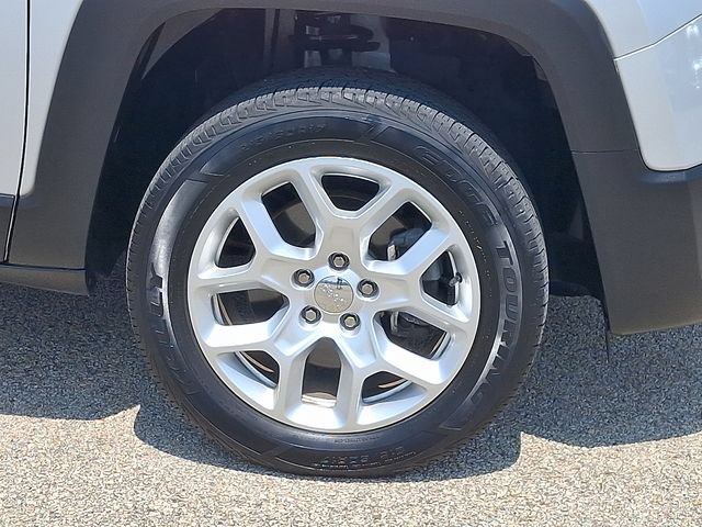 Used 2018 Jeep Renegade Latitude AWD/4WD image 8