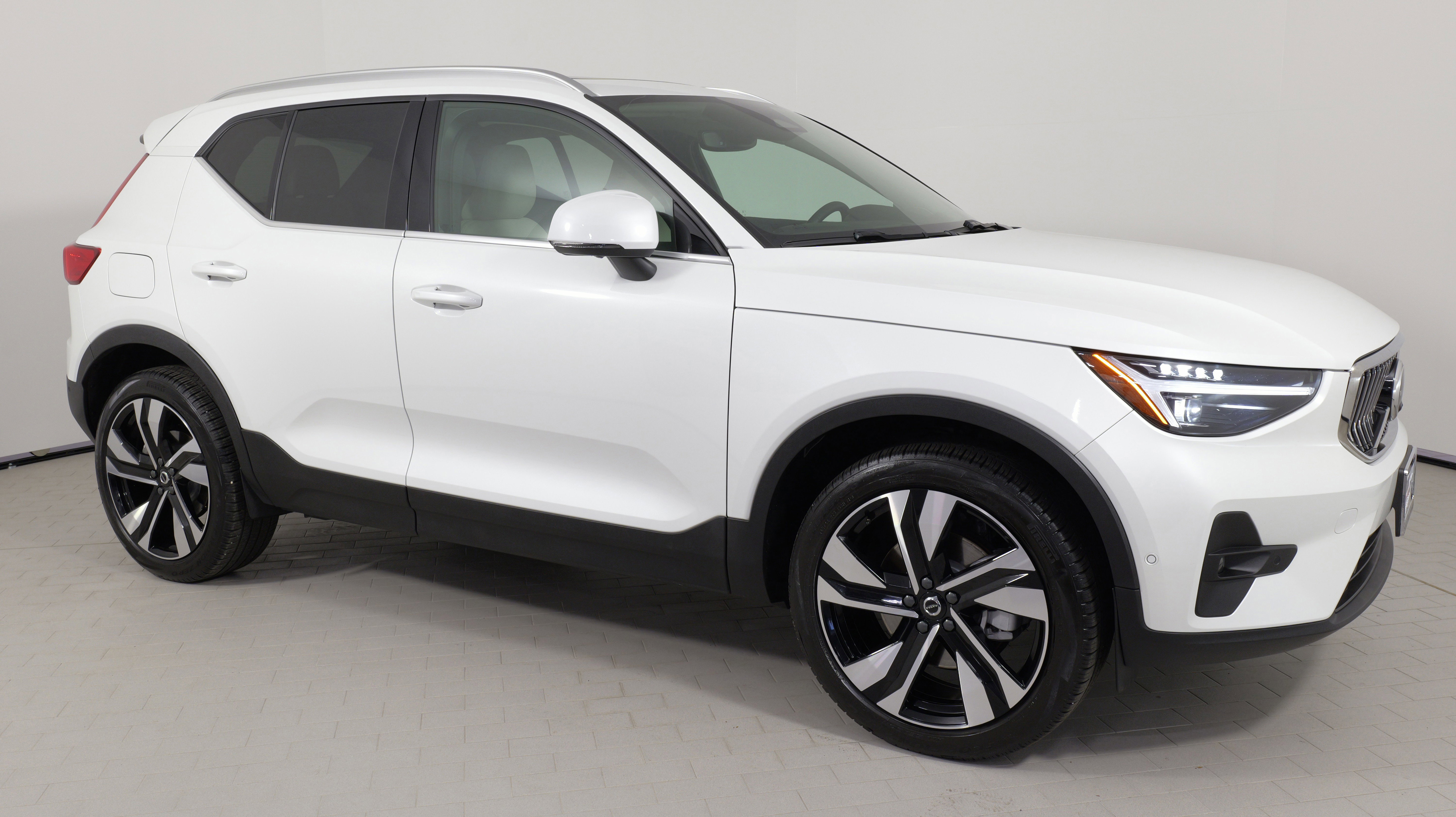 Used 2024 Volvo XC40 B5 Plus w/ Climate Package image 8