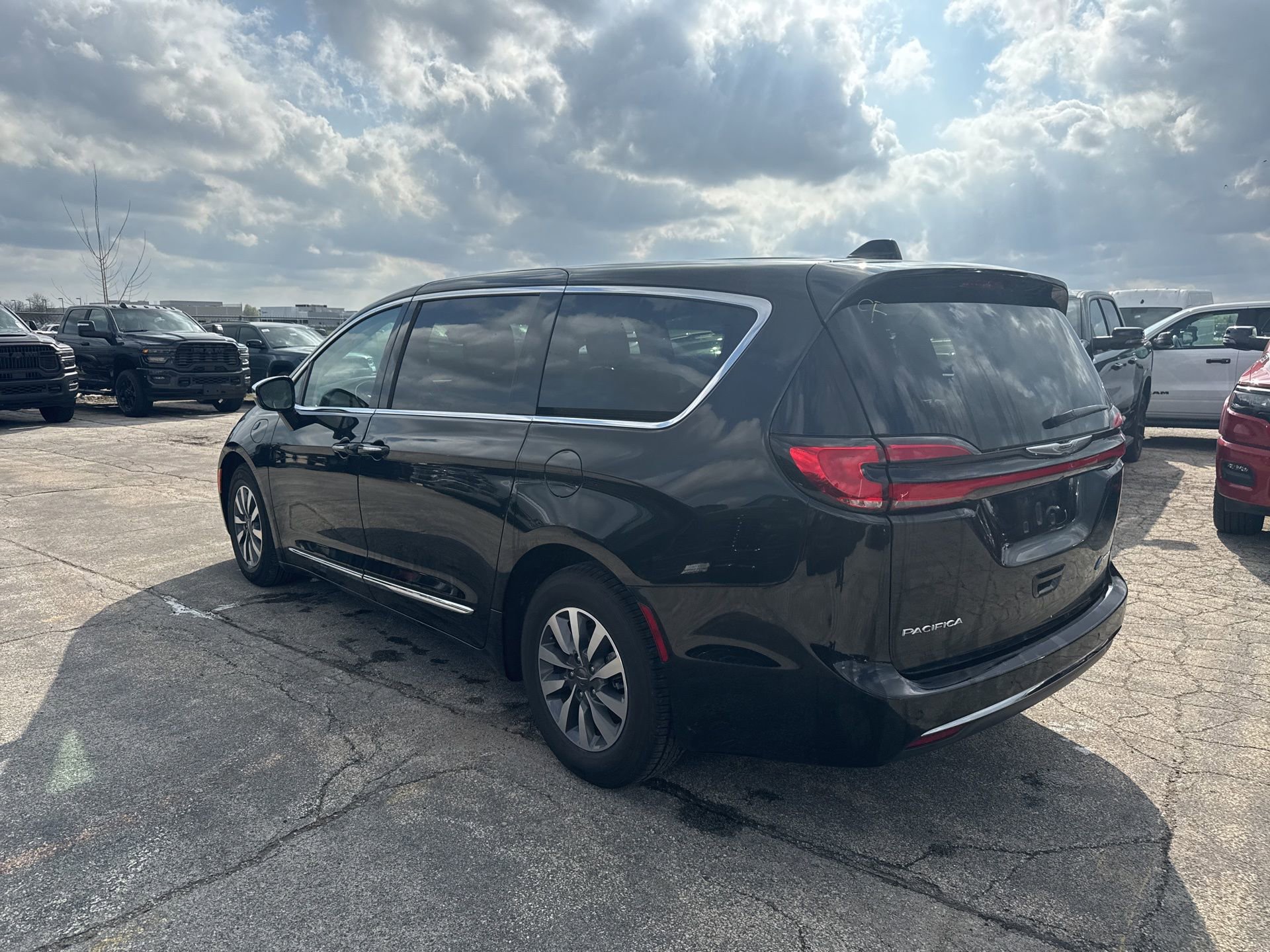 Used 2023 Chrysler Pacifica Limited image 8