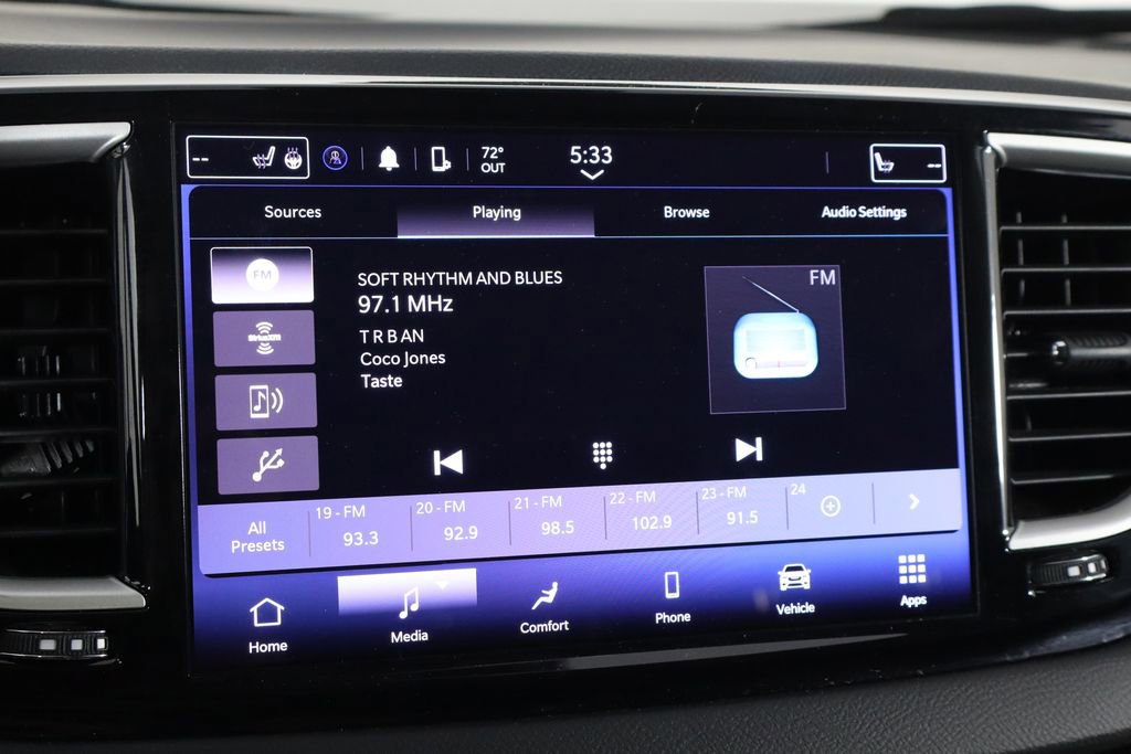 Used 2024 Chrysler Pacifica Touring-L image 32