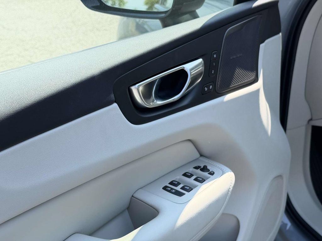 New 2026 Volvo XC60 B5 Ultra w/ Protection Package Premier AWD/4WD image 17