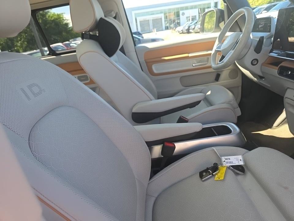 Used 2025 Volkswagen ID. Buzz 1st Edition AWD/4WD image 9