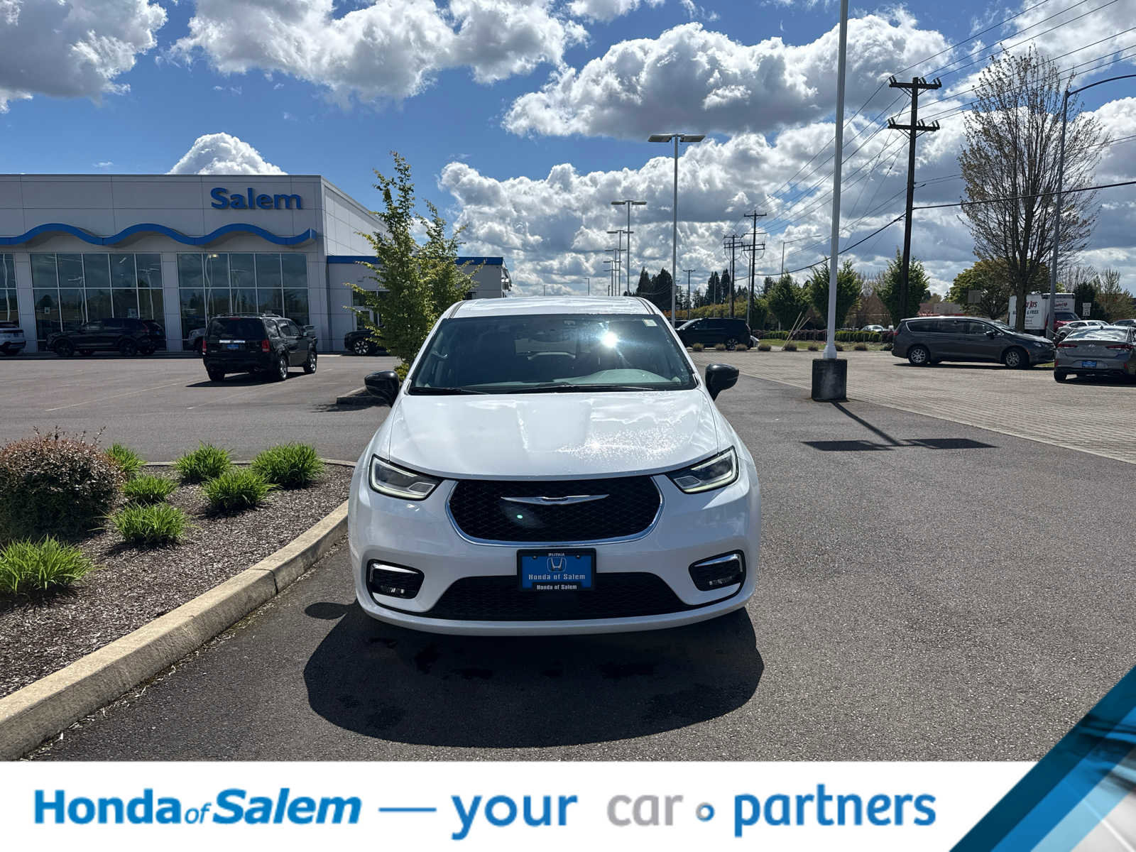 Used 2024 Chrysler Pacifica Select image 6