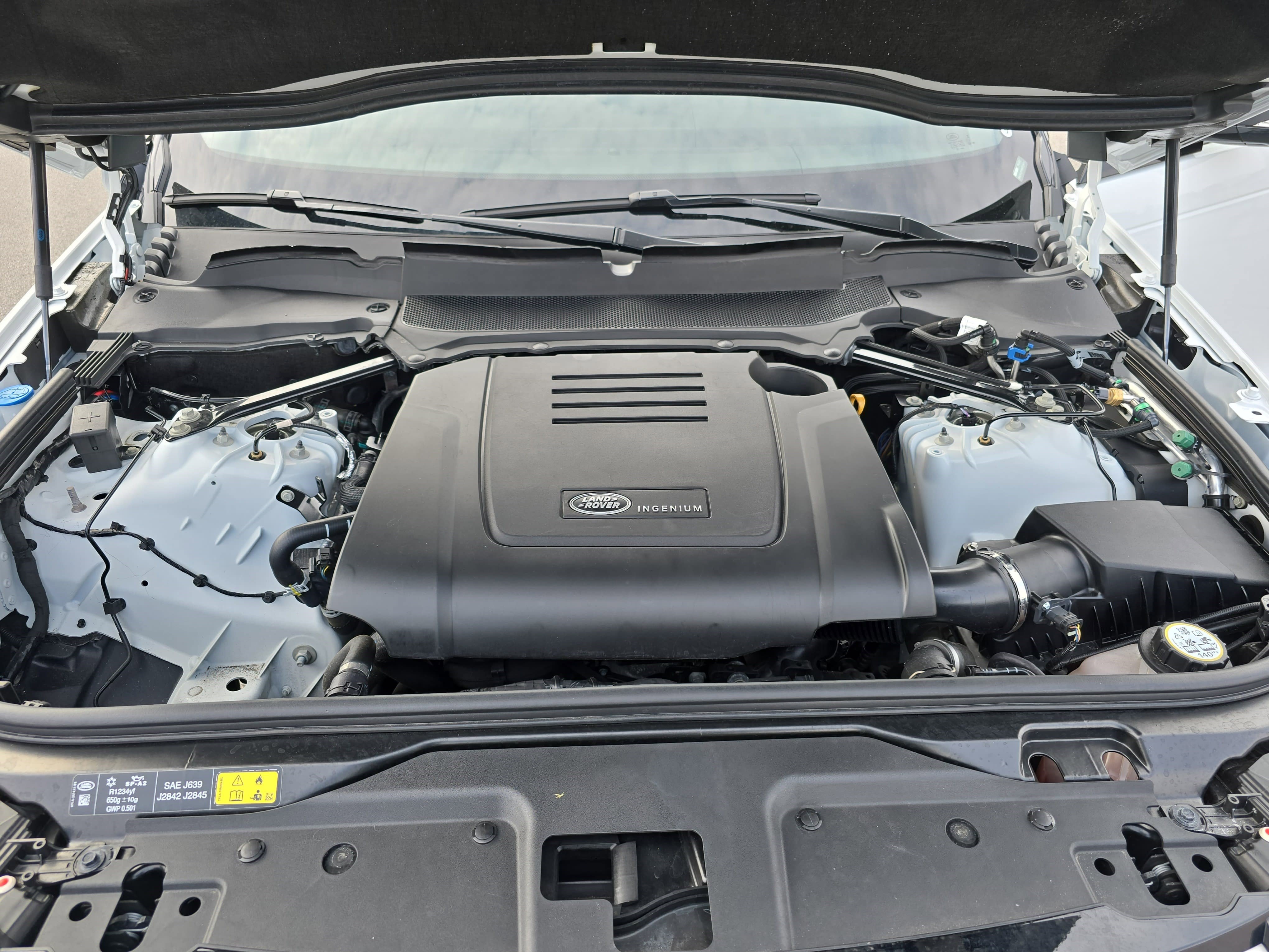 Used 2025 Land Rover Discovery S image 33