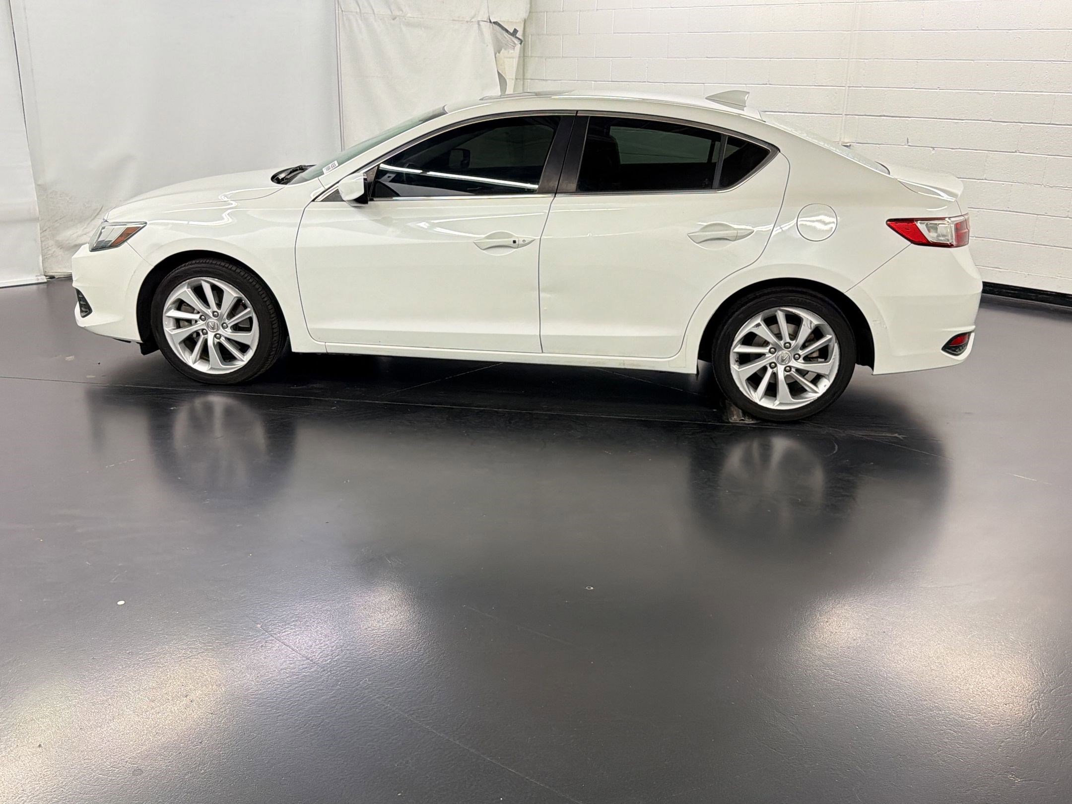 Used 2017 Acura ILX w/ Premium Package FWD image 2