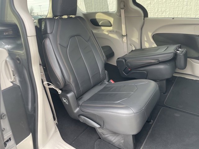 Used 2017 Chrysler Pacifica Touring-L image 14