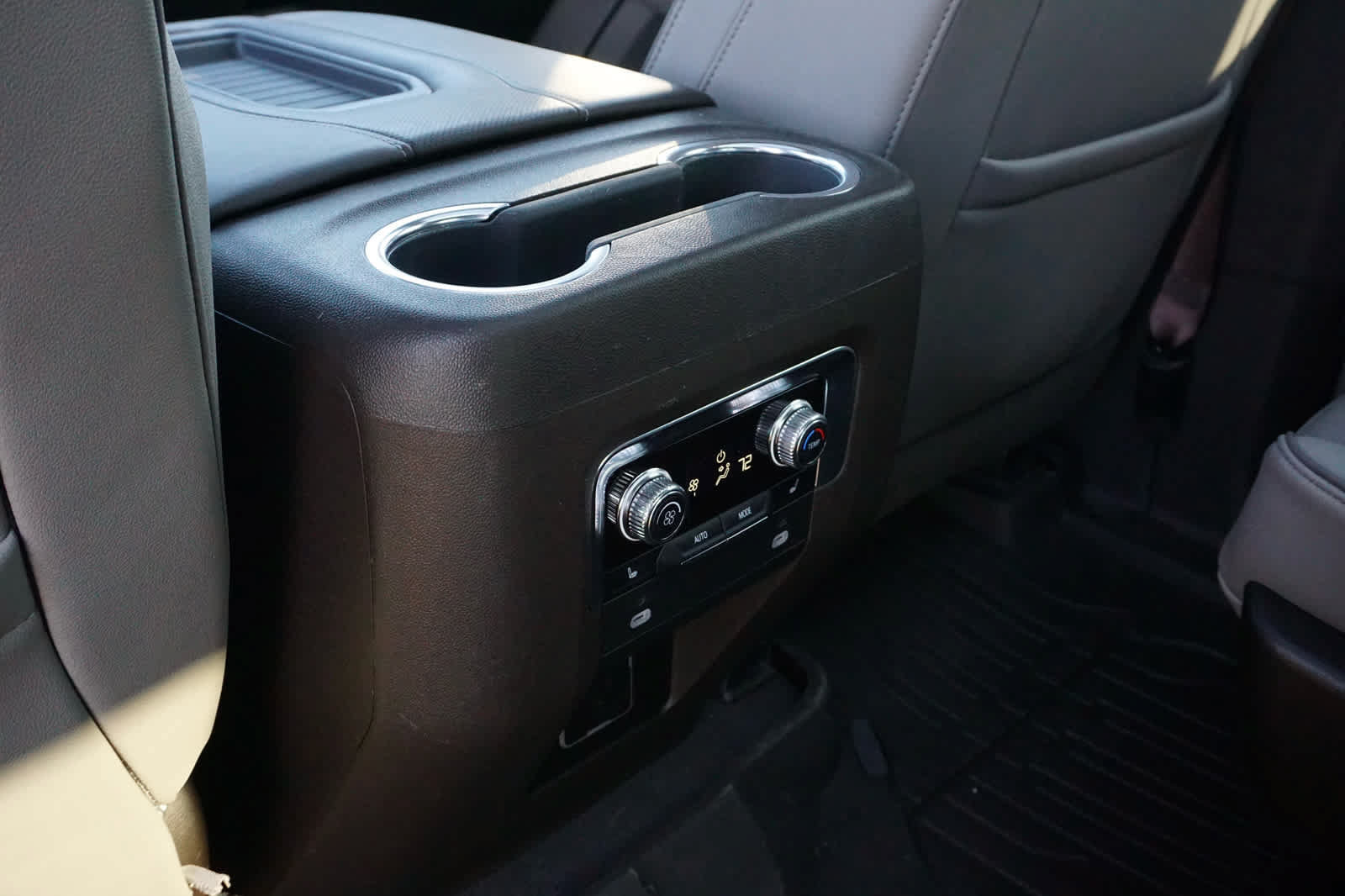 Used 2021 GMC Yukon SLT w/ SLT Premium Package AWD/4WD image 28