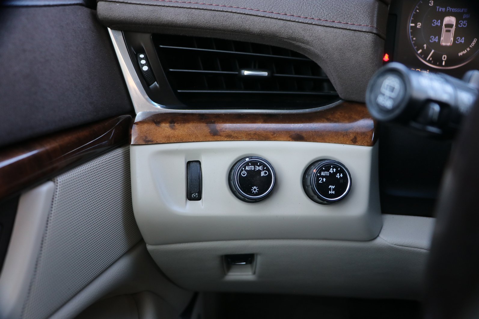 Used 2015 Cadillac Escalade Premium AWD/4WD image 12