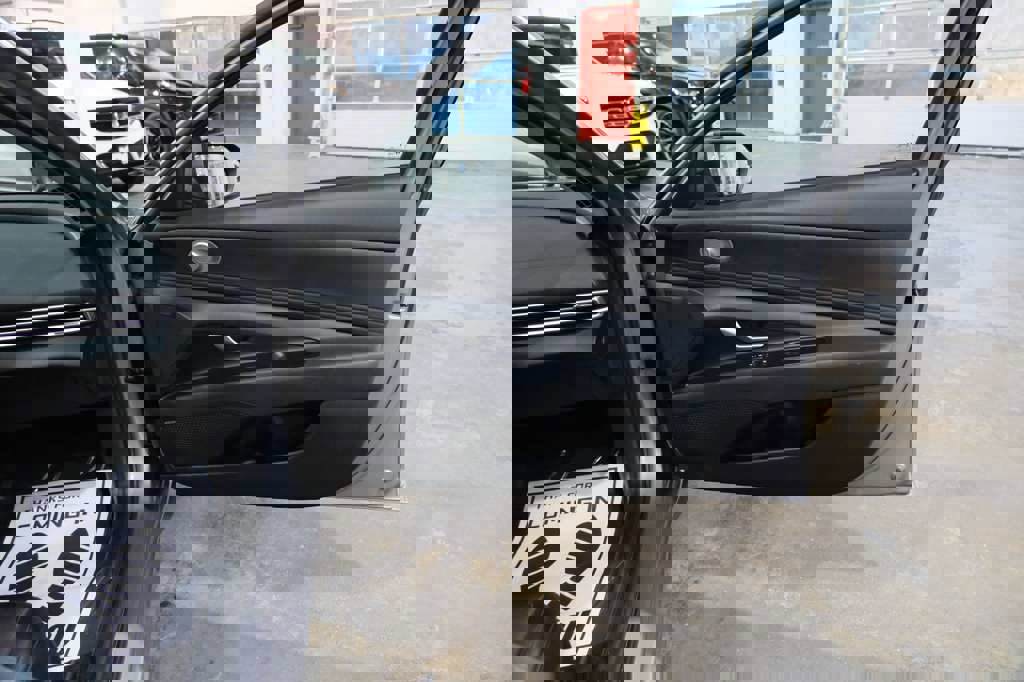 Used 2024 Hyundai Elantra Limited image 32