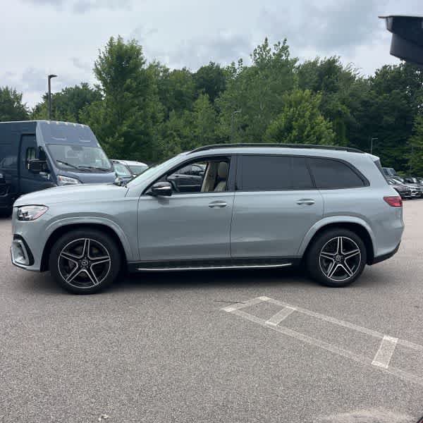 Used 2024 Mercedes-Benz GLS 450 4MATIC image 2