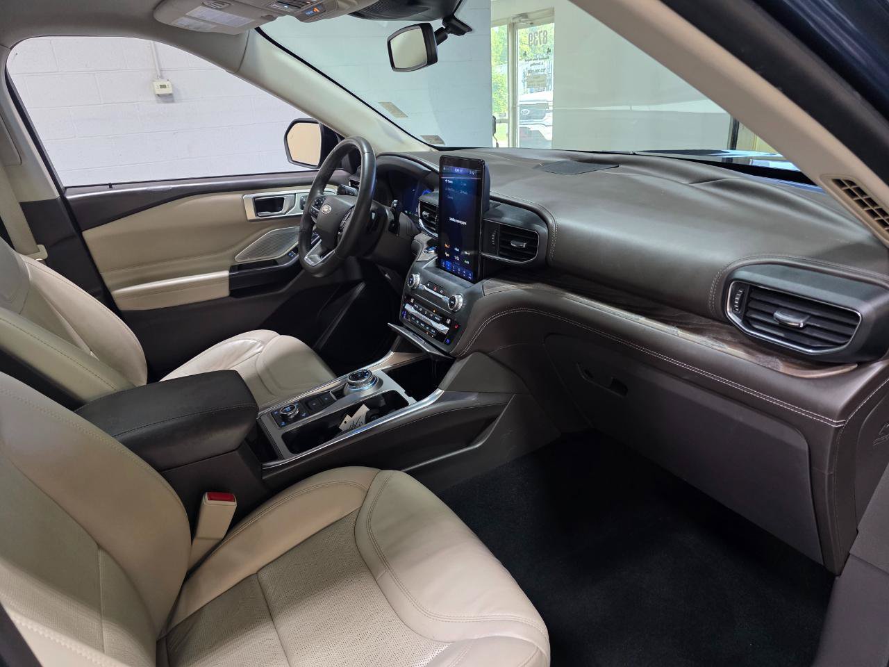 Used 2020 Ford Explorer Platinum w/ Premium Technology Package AWD/4WD image 27