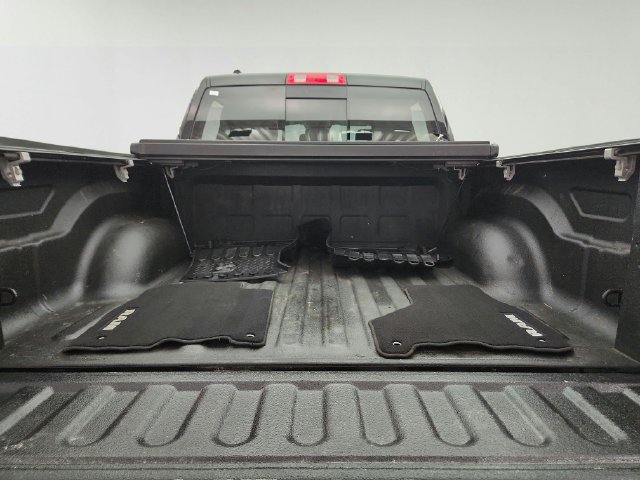 Used 2019 RAM 1500 Classic SLT w/ Black Appearance Group AWD/4WD image 32