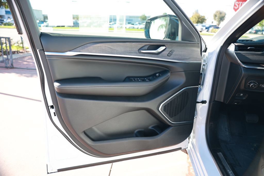 New 2025 Jeep Grand Cherokee L Overland w/ Rear Seat Video Group I image 11