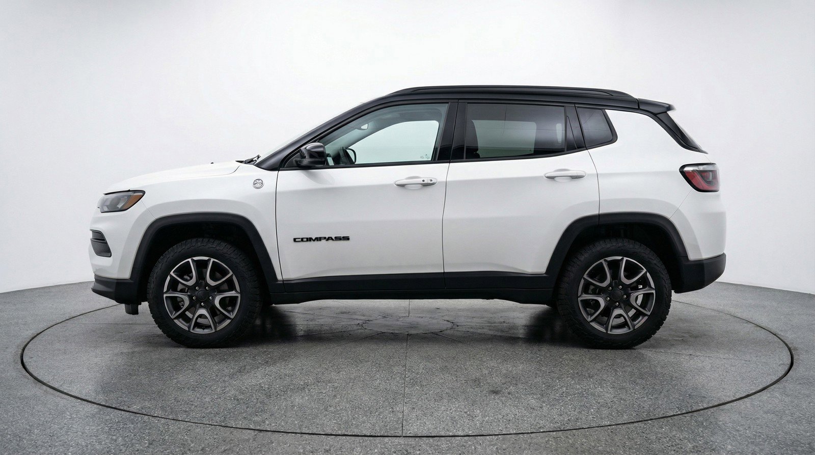 Used 2025 Jeep Compass Trailhawk image 5