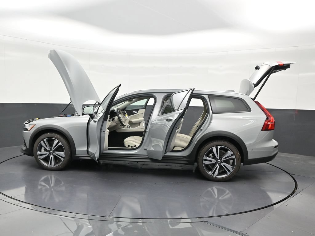 New 2026 Volvo V60 B5 Cross Country Plus w/ Protection Package Premier AWD/4WD image 32