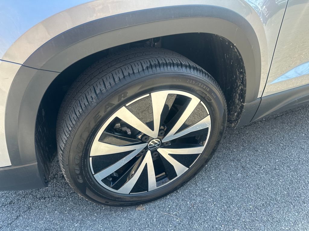 Certified 2022 Volkswagen Taos SE image 2