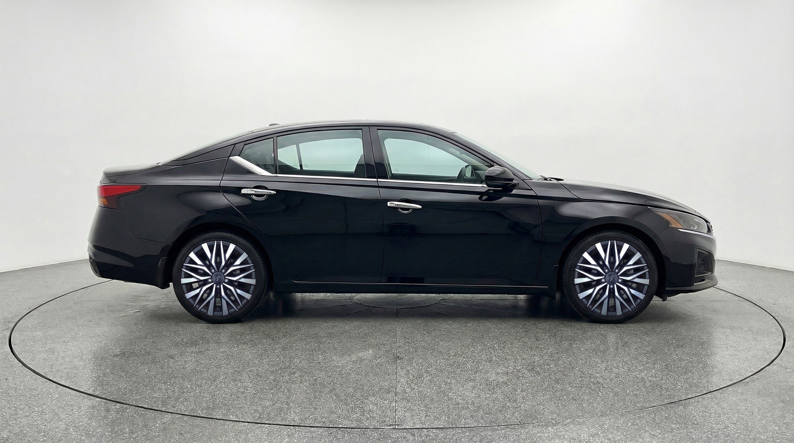 Used 2025 Nissan Altima 2.5 SV FWD image 11