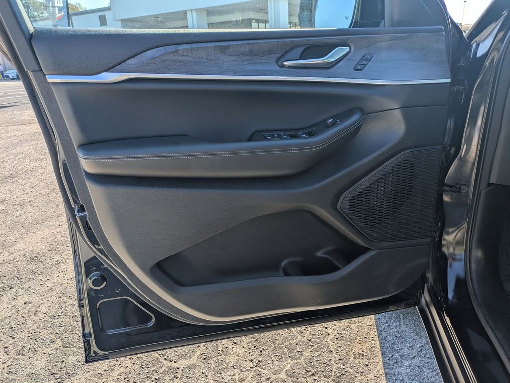 Used 2025 Jeep Grand Cherokee Limited image 11
