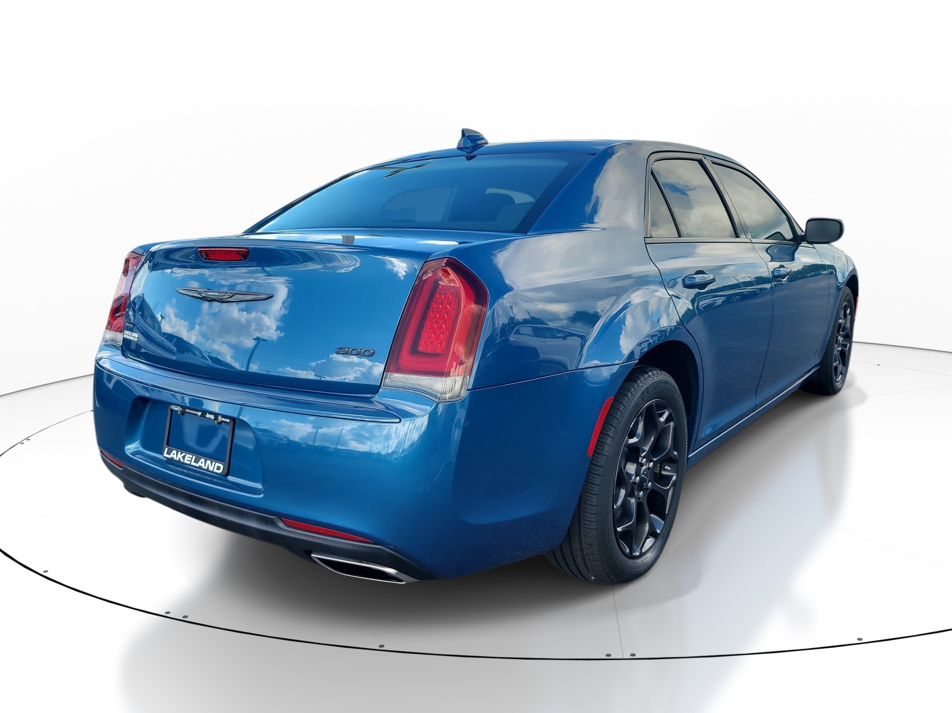 Used 2022 Chrysler 300 Touring w/ Sport Appearance Package AWD/4WD image 4